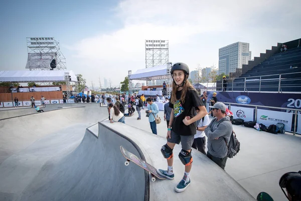Gracz Bierze Udział Sesji Treningowej Przed 2018 Skate Park Skateboarding — Zdjęcie stockowe