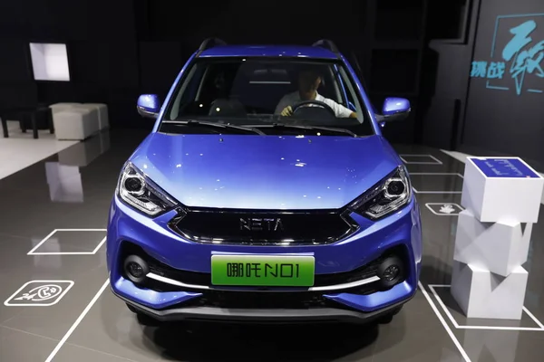 Chiński Gość Próbuje Neta No1 Samochód Elektryczny Wyświetlaczu Podczas China — Zdjęcie stockowe
