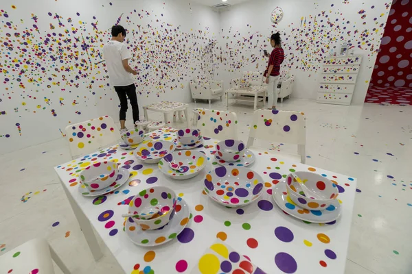 Menschen Besuchen Die Gemeinsame Kunstausstellung Von Yayoi Kusama Und Takashi — Stockfoto