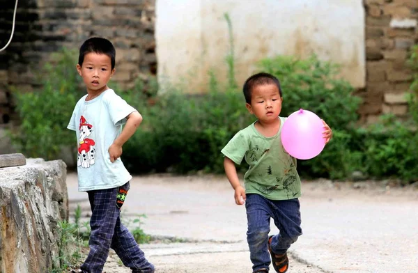 Дети Оставшиеся Позади Играют Деревне Тяньсинь Городе Юйтянь Округе Суйчуань — стоковое фото