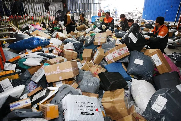 Chinese Workers Sort Out Parcels Most Which Singles Day Online — Stock Photo, Image