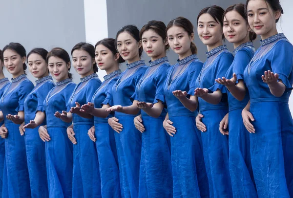 Los Voluntarios Chinos Que Usan Cheongsam Qipao Posan Para Las — Foto de Stock