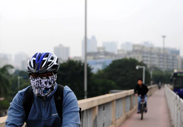 Ένας Ποδηλάτης Που Φοράει Μάσκα Προσώπου Κατά Της Ατμοσφαιρικής Ρύπανσης — Φωτογραφία Αρχείου