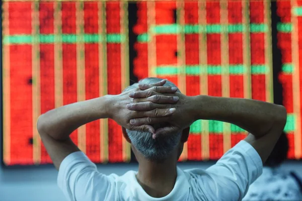 2018 日中国東部の浙江省杭州市の証券会社の家で 赤の価格上昇 と価格下落のため緑の株式の価格を見て 中国の投資 — ストック写真