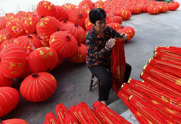 Kínai Munkások Hogy Piros Lámpás Közelgő Nemzeti Nap Egy Gyárban — Stock Fotó