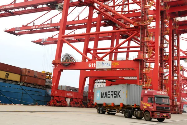 Een Vrachtwagen Vervoert Een Container Gelost Van Een Schip Een — Stockfoto