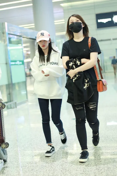 Cantante Actriz China Jingyi Llega Aeropuerto Internacional Shanghai Hongqiao Shanghai — Foto de Stock