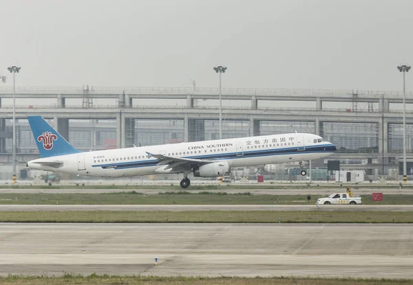 中国南方航空のジェット機が離陸 上海に上海浦東国際空港から 2017 — ストック写真