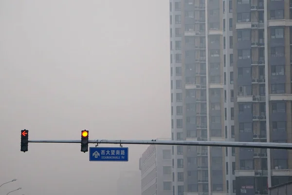 Edifícios Altos São Vistos Vagamente Névoa Pesada Pequim China Setembro — Fotografia de Stock