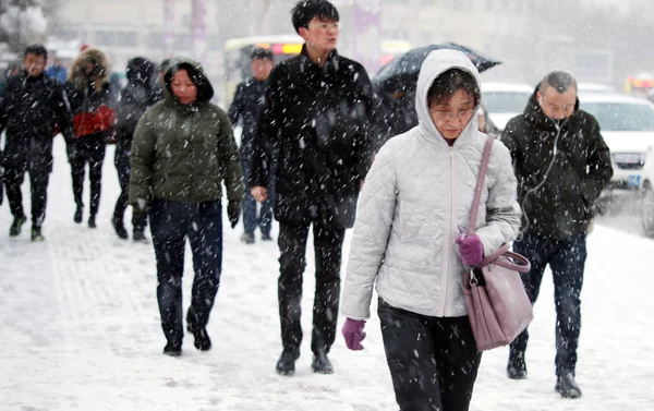 Des Piétons Marchent Sur Une Route Enneigée Dans Ville Urumqi — Photo