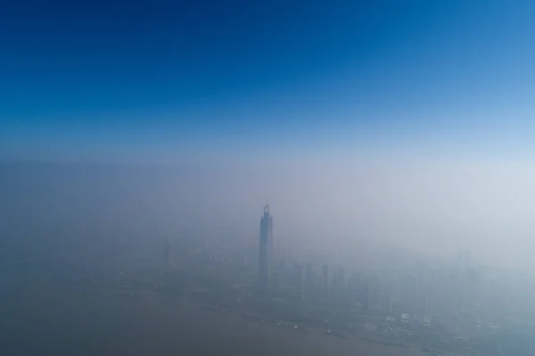 Eine Luftaufnahme Von Wolkenkratzern Dichten Nebel Der Stadt Wuhan Der — Stockfoto