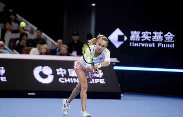 2018年9月29日 在中国北京举行的2018年中国网球公开赛上 斯洛伐克选手马格达莱纳 雷巴里科娃在首轮女单比赛中向拉脱维亚的耶莱娜 奥斯特帕科复出 — 图库照片