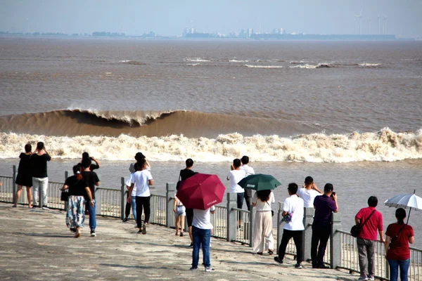 Visitatori Residenti Locali Osservano Onde Una Marea Del Fiume Qiantang — Foto Stock