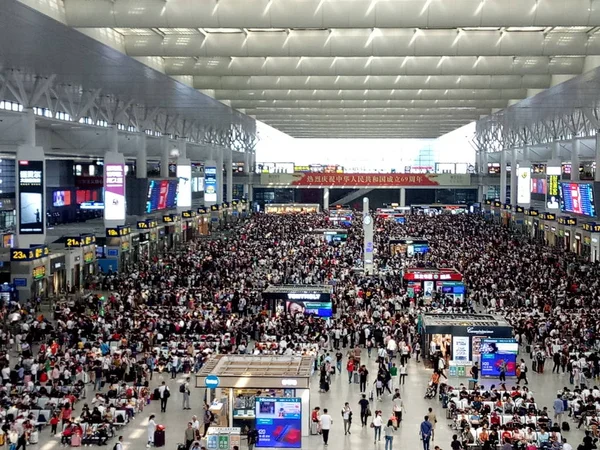 Los Pasajeros Chinos Esperan Sus Trenes Estación Tren Shanghai Hongqiao — Foto de Stock