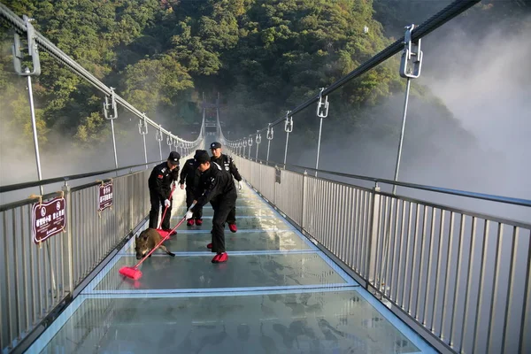 中国南方广东省清远市清新区鼓龙峡风景区 保安帮助一只害怕在玻璃底桥上前进的野猪回到森林里 — 图库照片