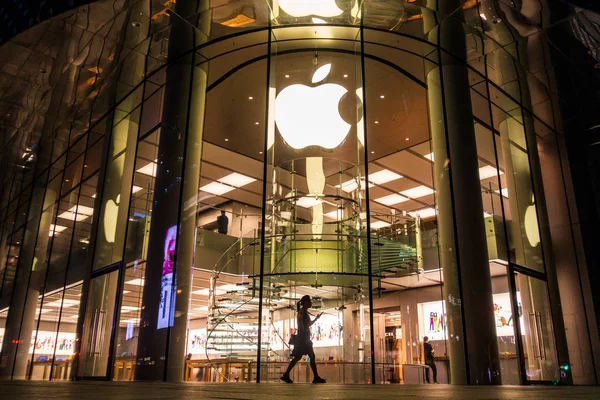 Peatón Pasa Por Una Tienda Apple Shanghai China Agosto 2018 —  Fotos de Stock