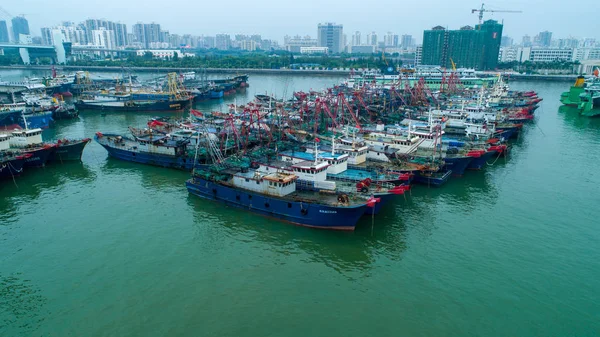 Barijat 2018 日中国南部の海南省海口市で 台風に備えて港に漁船をドッキングします — ストック写真