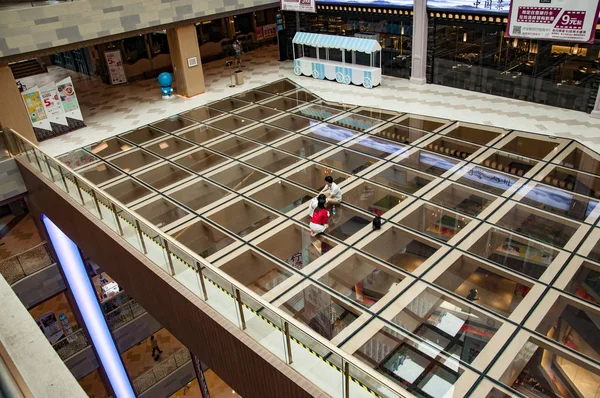 Клієнти Ходять Поверховий Висока Скло Дном Перегляду Платформи Торговому Центрі — стокове фото