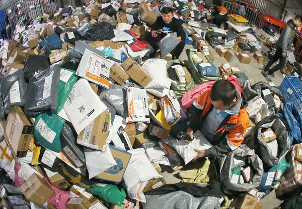 Los Trabajadores Chinos Clasifican Paquetes Mayoría Los Cuales Son Compras —  Fotos de Stock