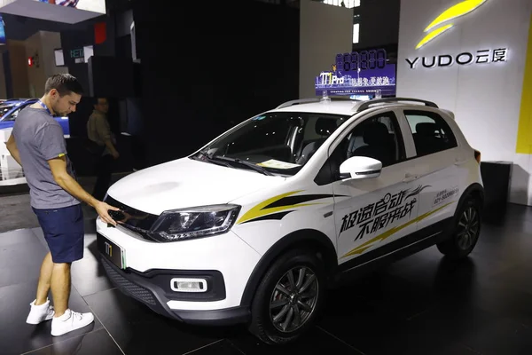 Zagraniczni Odwiedzający Widok Yudo Pro Samochód Elektryczny Wyświetlaczu Podczas China — Zdjęcie stockowe