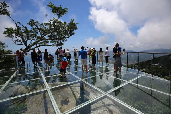 Turisté Mají Výhled Vyhlídkové Nástupiště 400 Metrovým Nebem Skleněném Světle — Stock fotografie