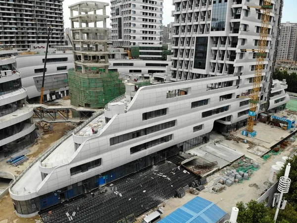 2018 日中国中部の河南省鄭州市の船クルーズの形状を備えた工事建物の空撮 — ストック写真