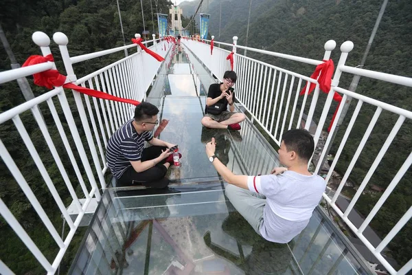 Tourists Pose Photos Storey High Glass Bottomed Suspension Bridge Taihuyuan — ストック写真