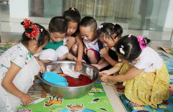 残された子供たちは 中国東部の江蘇省海安郡 南雲町の唐州村のコミュニティサービスセンターで遊ぶ 2017年7月11日 — ストック写真