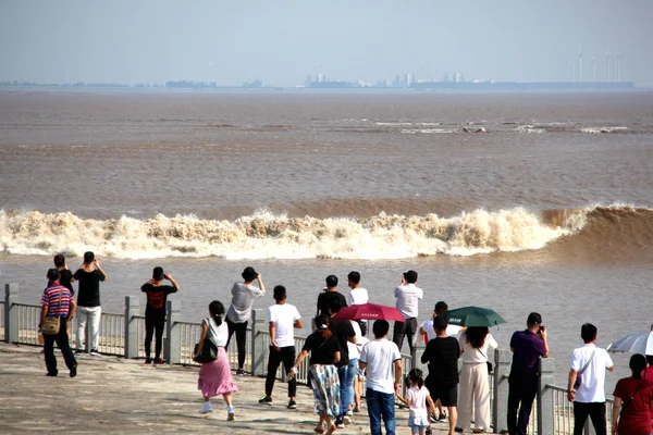 Visitatori Residenti Locali Osservano Onde Una Marea Del Fiume Qiantang — Foto Stock