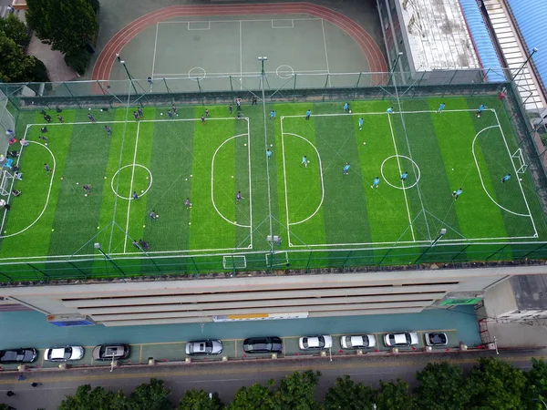 Αυτήν Την Εναέρια Προβολή Παιδιά Παίζουν Ποδόσφαιρο Ένα Γήπεδο Ποδοσφαίρου — Φωτογραφία Αρχείου