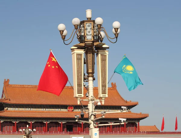 Bandeiras Nacionais Chinesas Cazaques Agitam Poste Luz Frente Rostro Tian — Fotografia de Stock