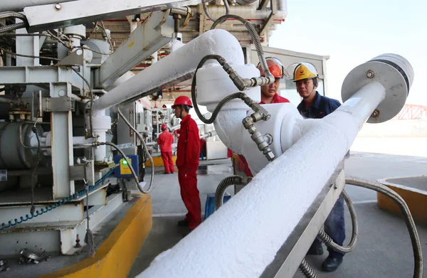 Lavoratori Cinesi Caricano Una Petroliera Con Gas Naturale Liquefatto Gnl — Foto Stock