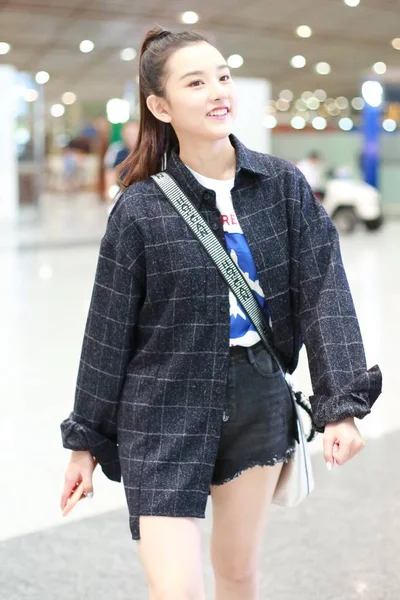中国の女優 は北京首都国際空港に到着した彼女はホーガン ファッションに出席する準備として表示 2019 春夏ミラノのファッションウィーク期間中に北京 2018 — ストック写真