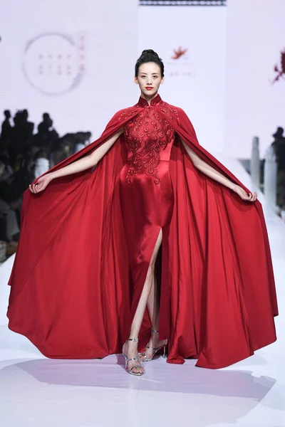 Модель Демонстрирует Новое Творение Показе Мод Rongyi Tiancheng Время Пекинской — стоковое фото