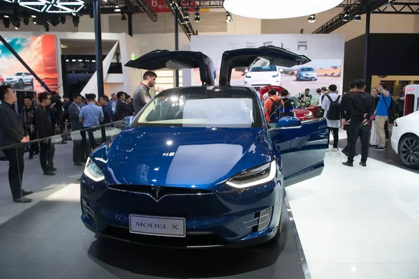 Návštěvníci Vyzkoušet Vozu Tesla Model Během Peking Mezinárodní Automobilové Výstavy — Stock fotografie