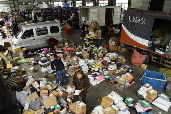 Trabajadores Chinos Clasifican Paquetes Mayoría Los Cuales Son Compras Línea — Foto de Stock