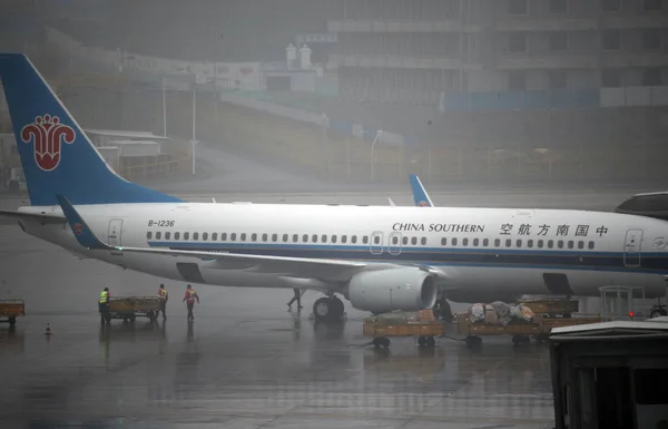 中国南方航空のジェット機は 2018 日中国北西部の新疆ウイグル自治区ウルムチ市の烏魯木斉魯国際空港で濃霧で駐車されて — ストック写真