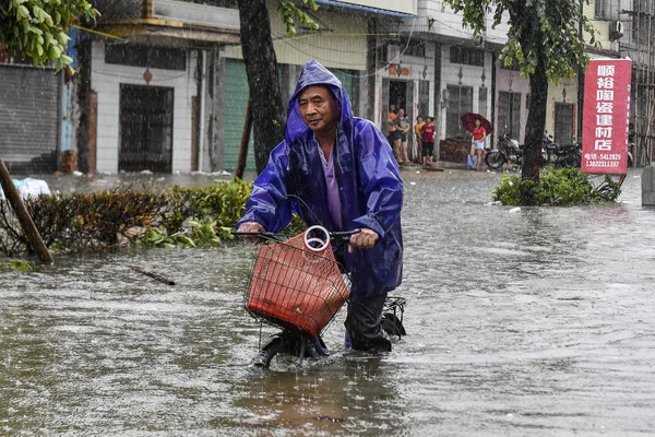 Велосипедист Едет Затопленной Дороге После Сильных Ливней Вызванных Тайфуном Мангхут — стоковое фото