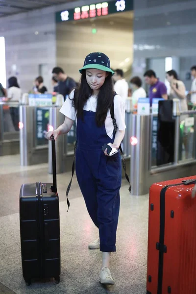 Chinese Actress Arrives Shanghai Hongqiao International Airport Shanghai China September — Stock Photo, Image