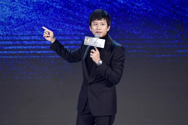 Der Chinesische Schauspieler Deng Chao Nimmt Einer Pressekonferenz Zur Promotion — Stockfoto