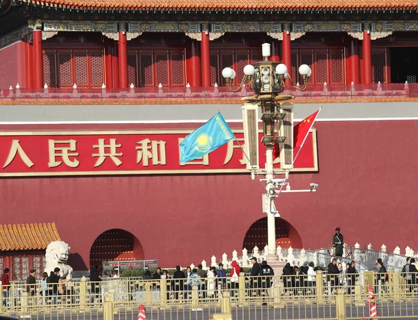 Bandiere Nazionali Cinesi Kazake Sventolano Lampione Fronte Tian Anmen Rostrum — Foto Stock