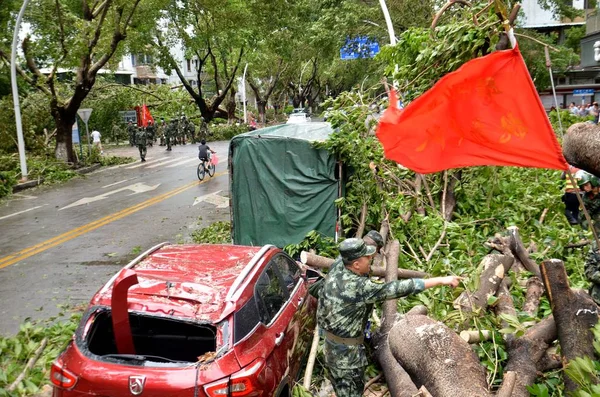 Cuerpo Policía Armado Guangdong Retira Ramas Árboles Rotas Por Fuerte — Foto de Stock