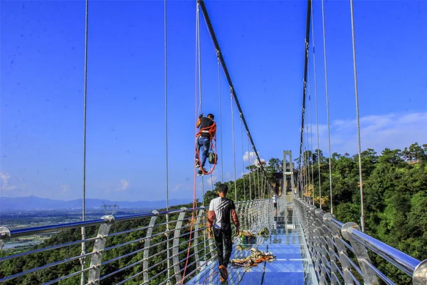 Spider Man Munkavállalók Ellenőrizze Guangdong Leghosszabb Üvegfenekű Hídon Egy Hegy — Stock Fotó