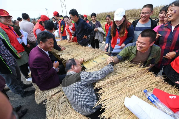 Gli Agricoltori Cinesi Competono Nella Competizione Braccio Ferro Durante Giochi — Foto Stock