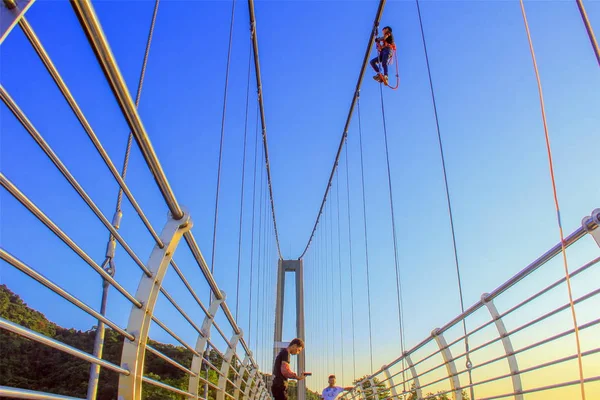 Spider Man Arbeiter Überprüfen Guangdongs Längste Brücke Mit Glasboden Einem — Stockfoto