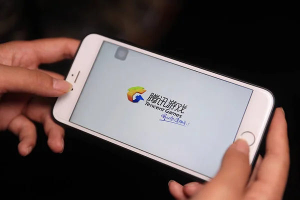 모바일 중국의 2018에에서 스마트폰 Tencent의 모바일 — 스톡 사진