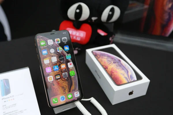 Ένα Iphone Max Smartphone Εμφανίζεται Στην Εκδήλωση Παραλαβής Χωρίς Σύνδεση — Φωτογραφία Αρχείου