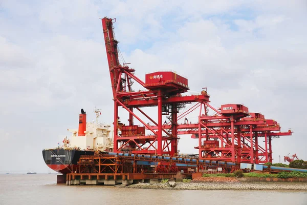 Cargo Ship Carrying Imported Iron Ore Berthes Quay Port Nantong — Stock Photo, Image