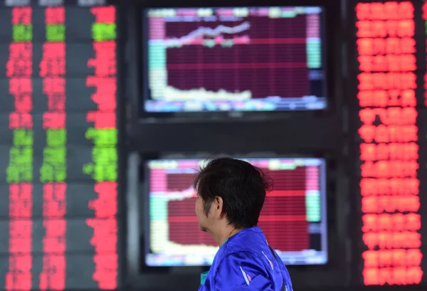 Chinese Investor Walks Screen Displaying Stock Indices Prices Shares Red — 图库照片