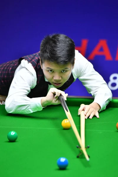 Zhou Yuelong China Plays Shot Mark Selby England Second Match — Stock Photo, Image